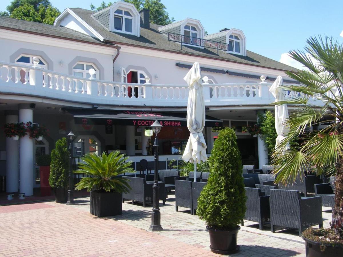 Y Hostel Balatonlelle Ngoại thất bức ảnh