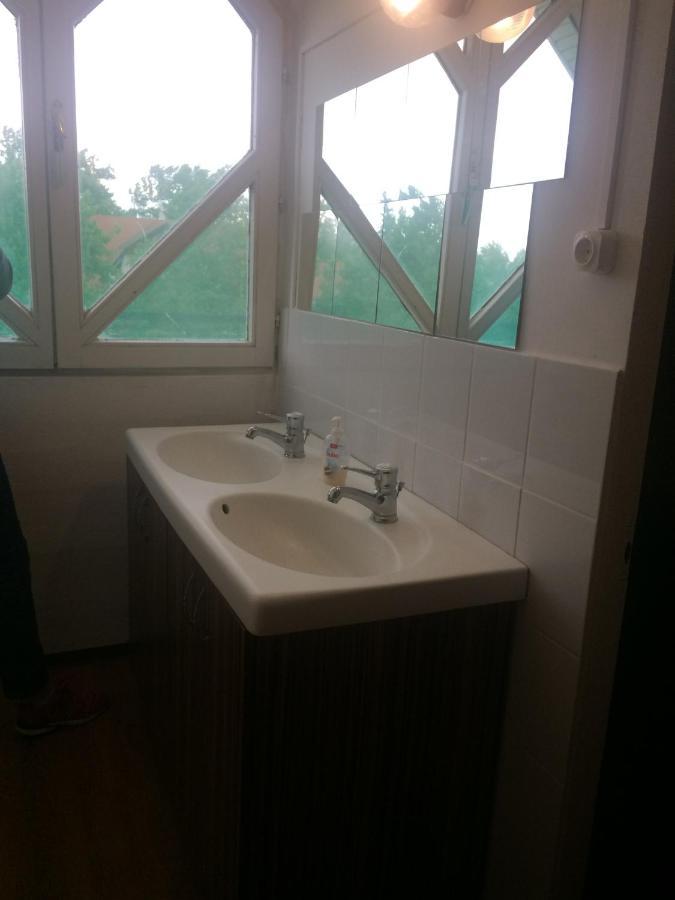 Y Hostel Balatonlelle Ngoại thất bức ảnh